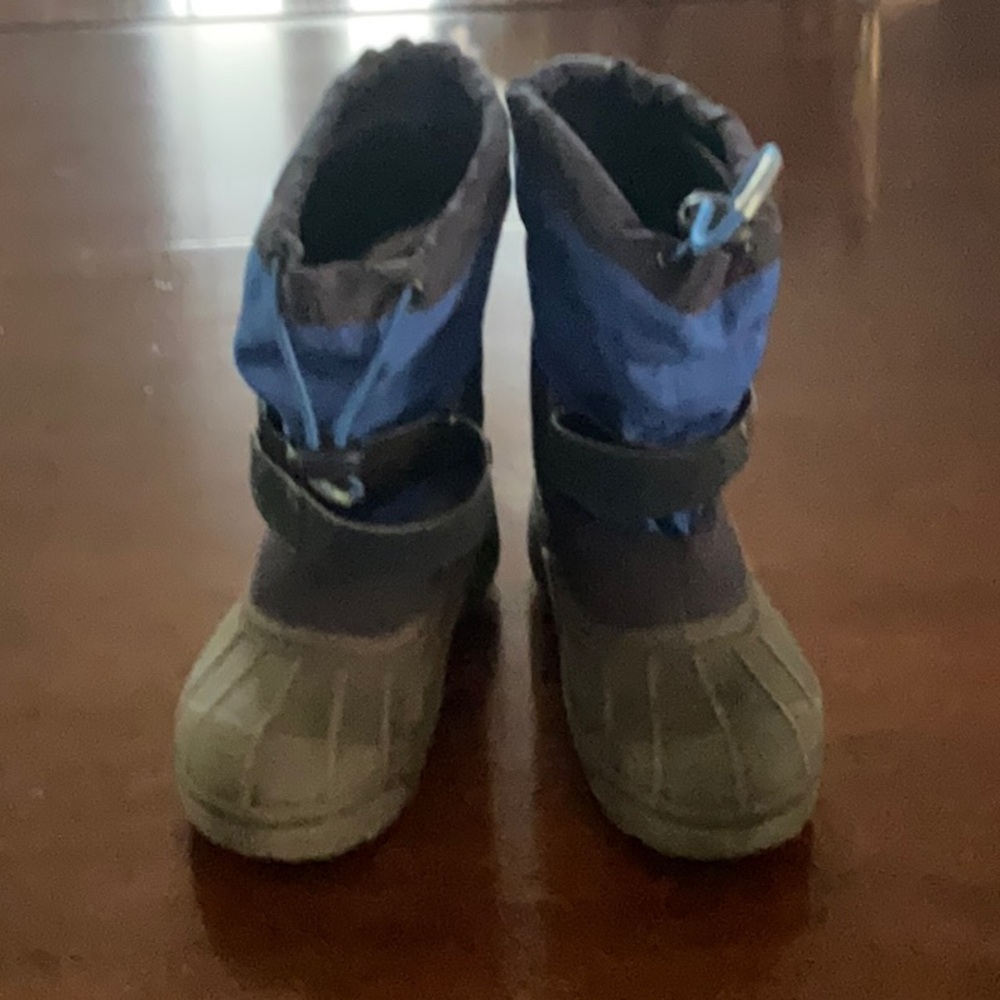 Boys Columbia snow boots size 13